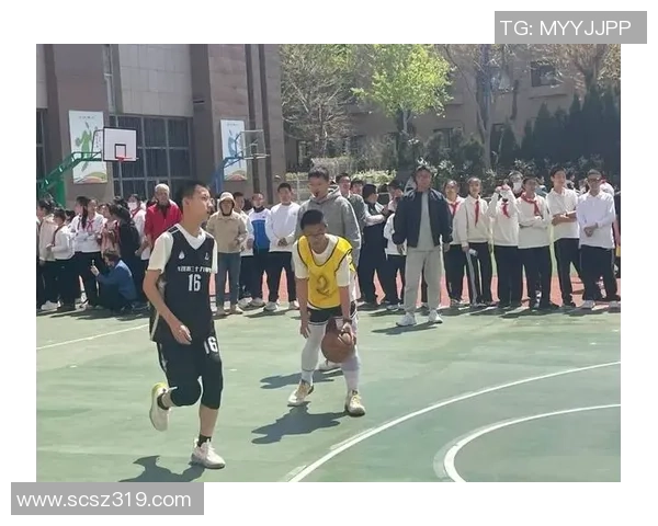 打篮球的帅气瞬间展现青春活力与运动魅力的完美结合 打篮球的帅气瞬间展现青春活力与运动魅力的完美结合